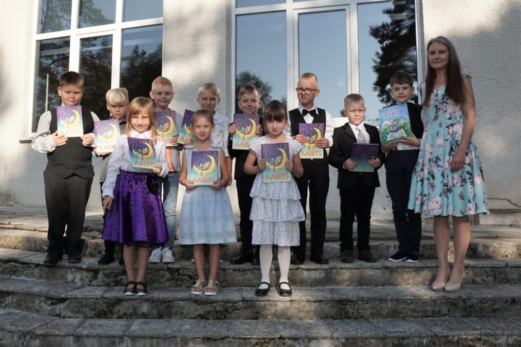 1. klassi pilt aabitsatega.